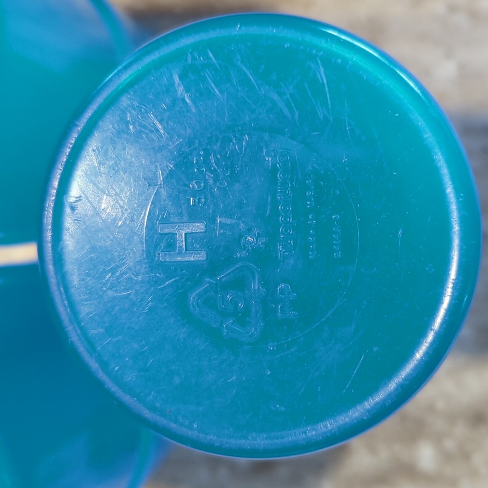 Tupperware 30 ounce Tumblers - Picture 3 of 3